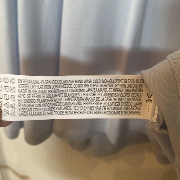 Forever 21 contemporary size M Cold shoulder top - Picture 4 of 5